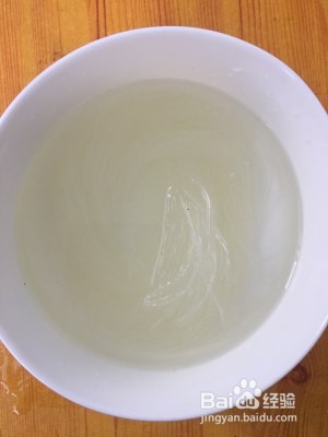 瑶柱鱿鱼干炒粉丝的做法