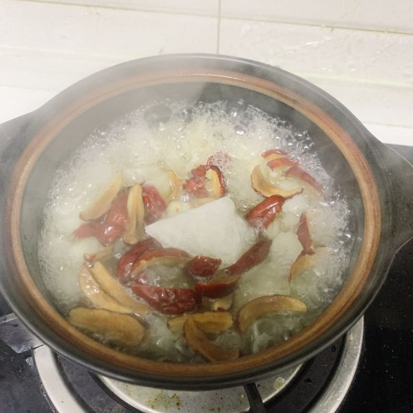 银耳雪梨红枣羹