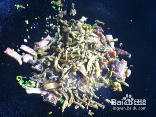 扑豆角炒腊肉的作法