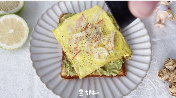 牛油果蟹柳滑蛋三明治