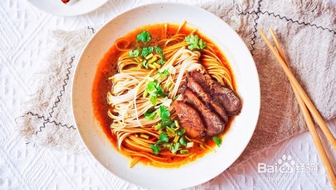 快来一起学做简单又美味的牛肉汤面吧！