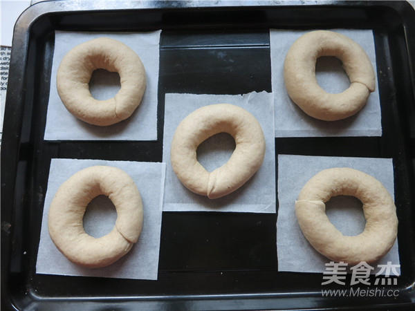 金枪鱼贝果三明治