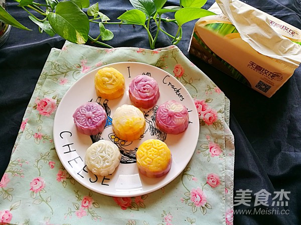 紫薯馅三色冰皮月饼