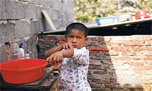 班上有孤儿应该怎样去关心