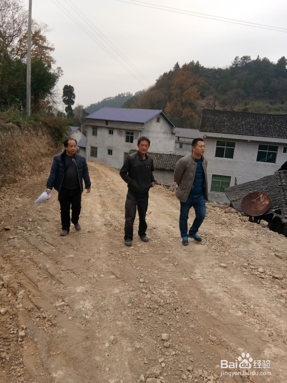 鸣凤村干部们工作认真经常走访贫困户记实
