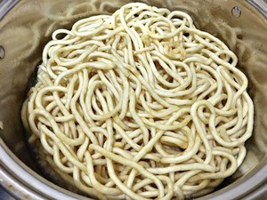 如何做香菇炸酱港式伊面