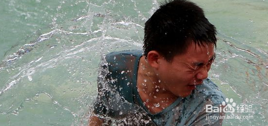 被故意泼水怎么处理