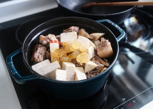 养生食补芋头焖鸭的做法