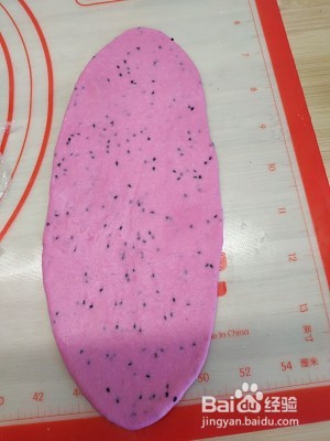 火龙果雪顶草莓软欧包的做法