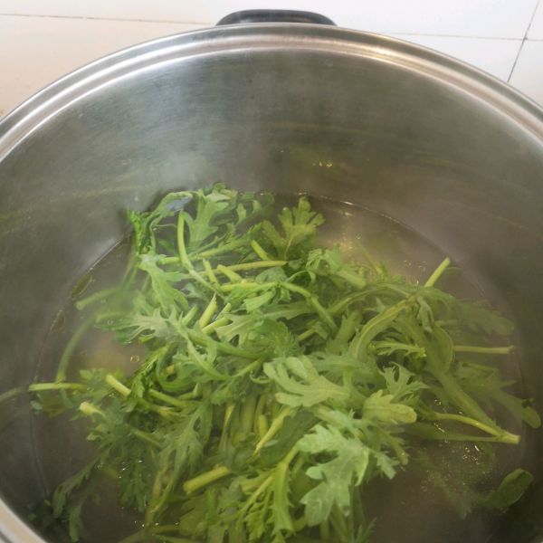 松仁枸杞拌茼蒿