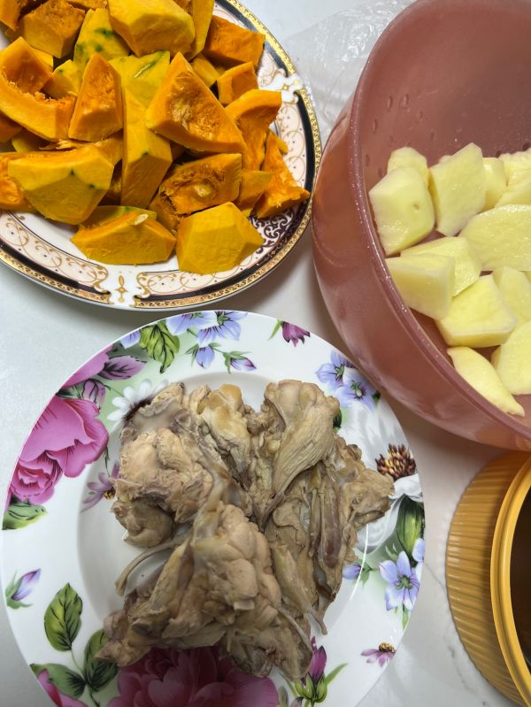 南瓜土豆炖鸡叉骨