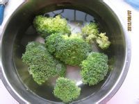 西兰花炒虾球的做法