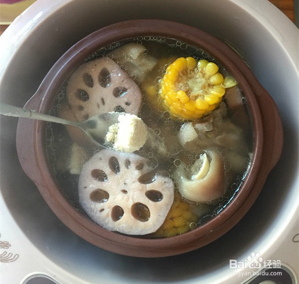莲藕玉米煲猪蹄的做法