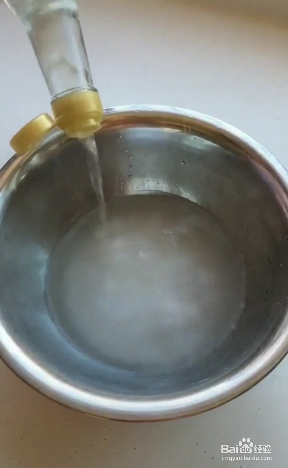 如何处理厨房墙壁上的油渍