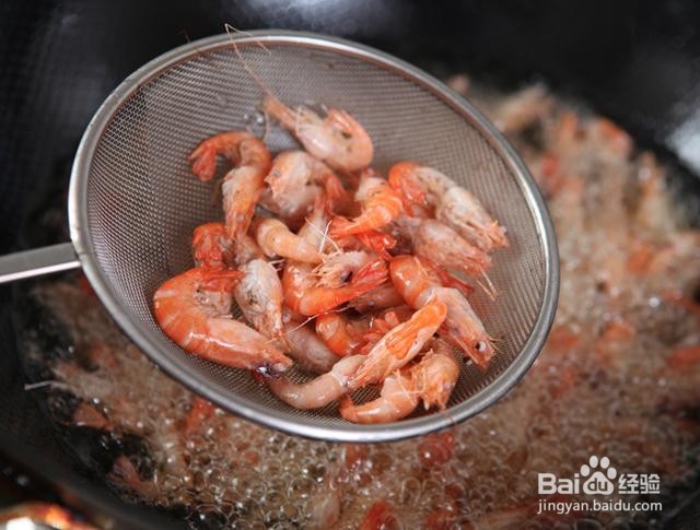 油爆小河虾的做法