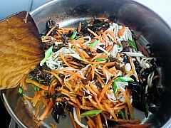 胡萝卜炒金针菇