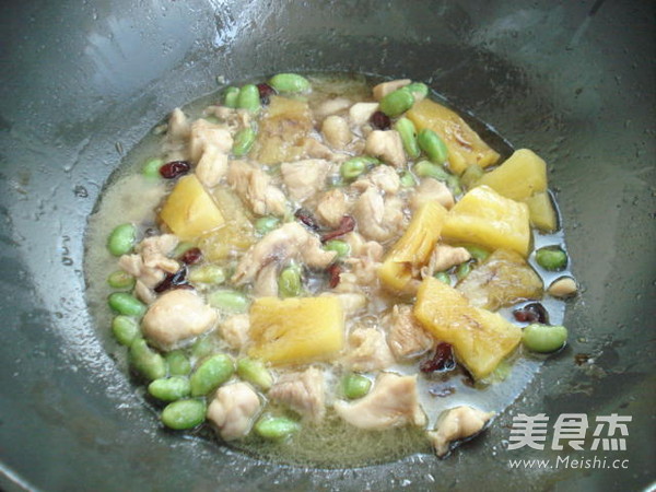 莓干三色鸡丁
