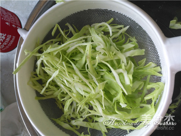 虾仁鸡蛋卷心菜沙拉