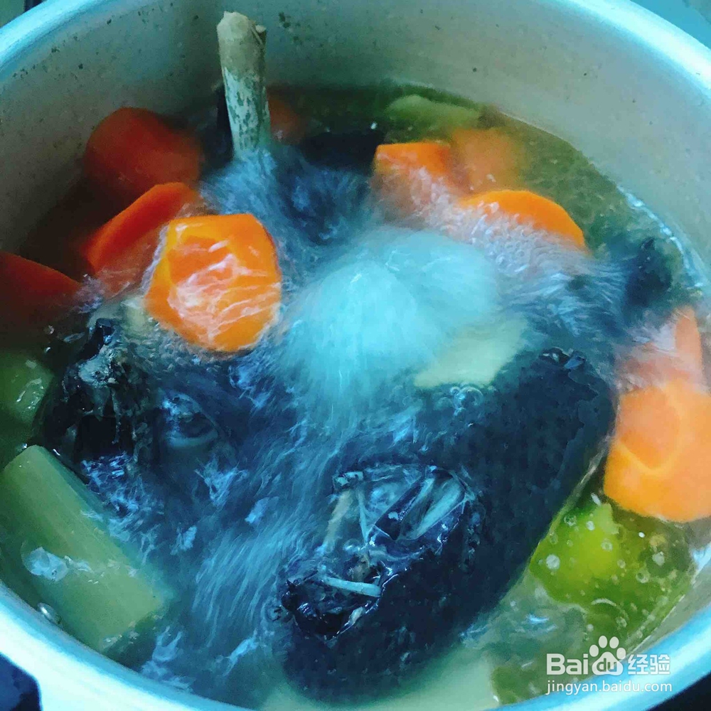 胡萝卜炖乌鸡汤的做法