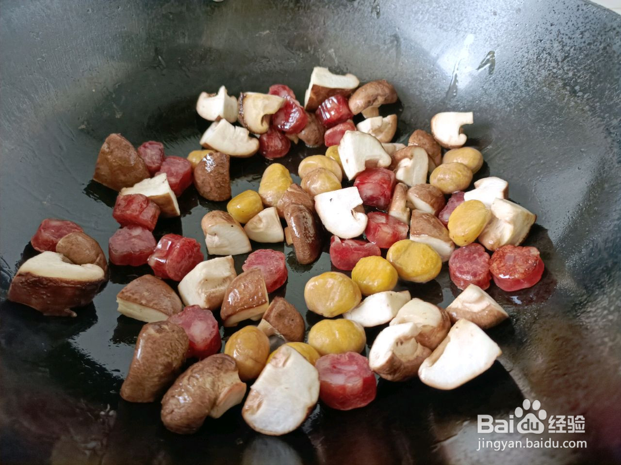 板栗腊肠香菇煲仔饭的做法