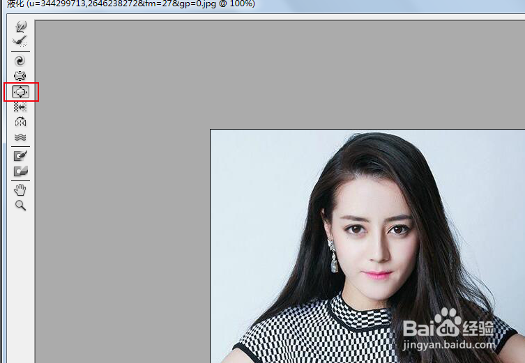 怎么用PS把图片上人物的眼睛放大？