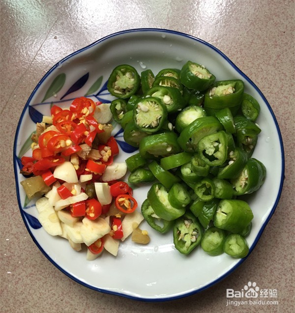 酸豆角炒鸡杂的做法