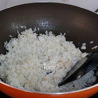 怎样制作清香罗勒虾仁炒饭