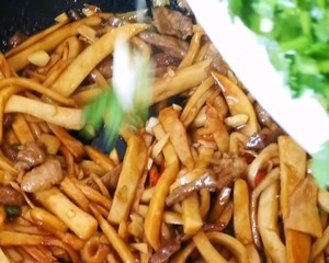 杏鲍菇炒肉丝的做法
