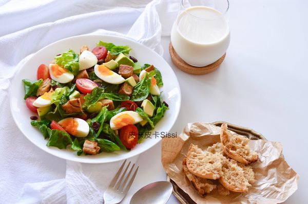 孜然鸡胸肉半熟鸡蛋葡萄干嫩叶菠菜沙拉