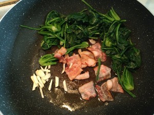 食补佳品菠菜鸡蛋炒培根的做法