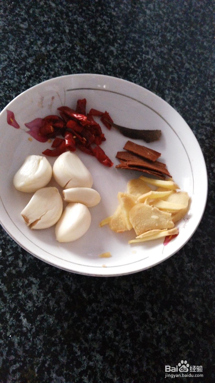 腊蹄子火锅的做法