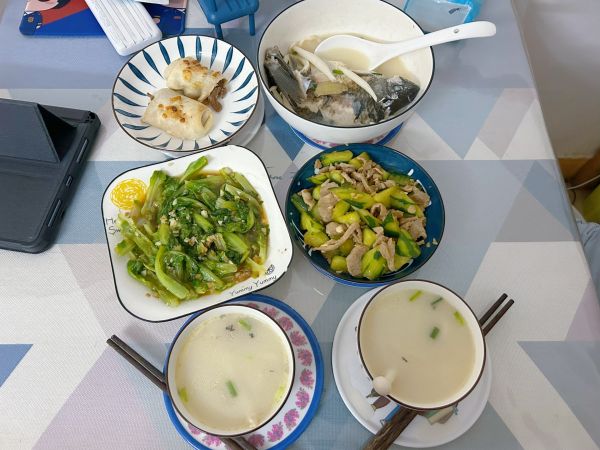 鲫鱼鱿鱼海鲜菇汤