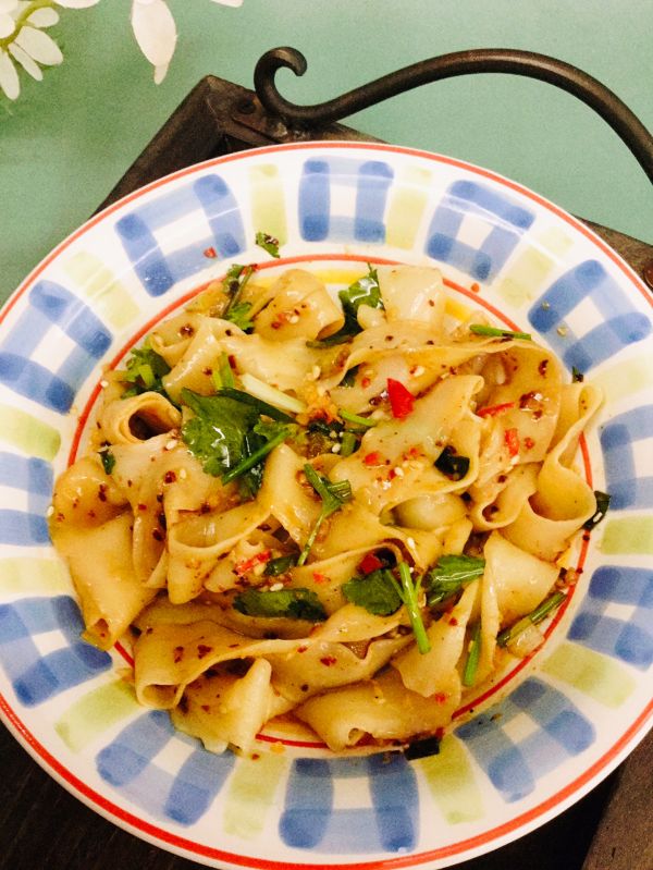 快手家常油泼刀削面