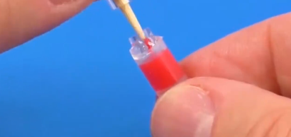怎样给芭比制作梦寐以求的指甲油