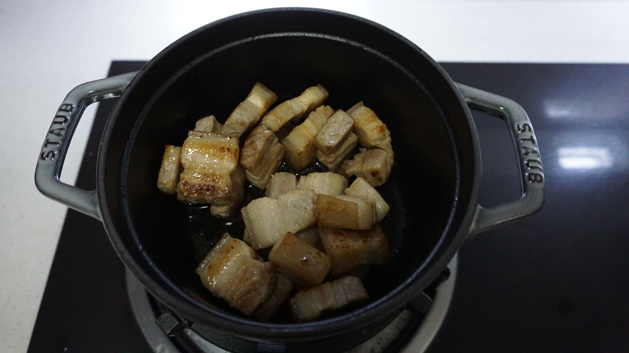 看着都让人流口水的青豆玉米焖红烧肉你会做吗？