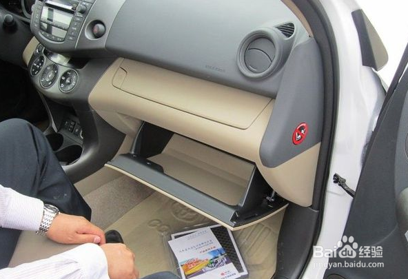 丰田RAV4更换空调滤芯安装教程