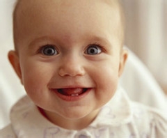 婴儿出生几数月后高烧不退起红疹怎么办