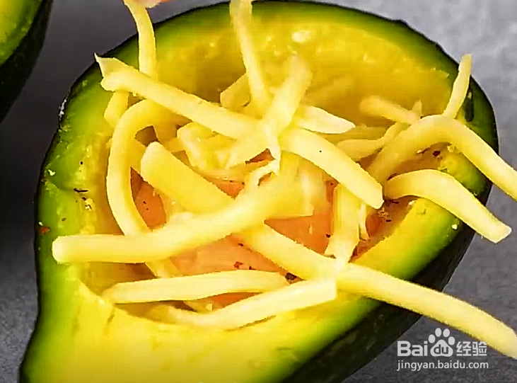 如何自制牛油果蛋黄派呢?