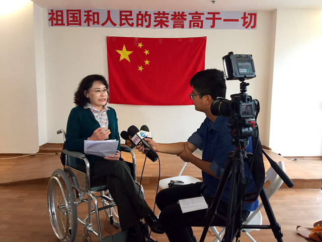 张海迪的名人故事 200字
