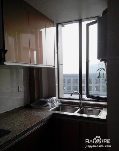 鸟啄窗户玻璃怎么赶走