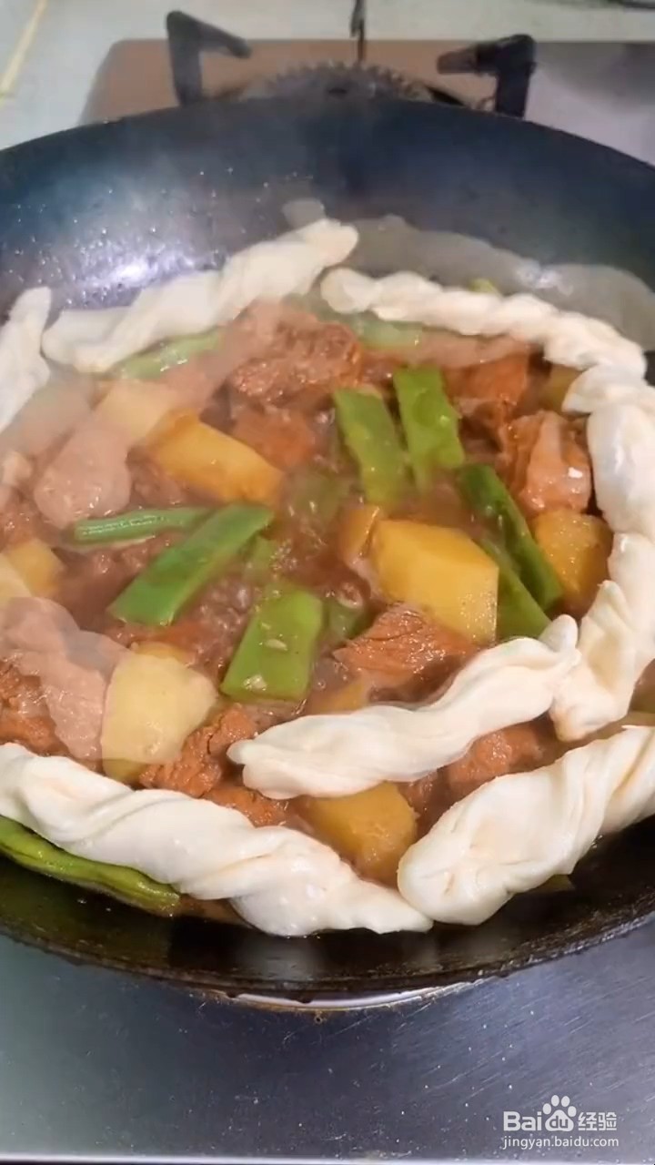 如何制作土豆排骨焖花卷