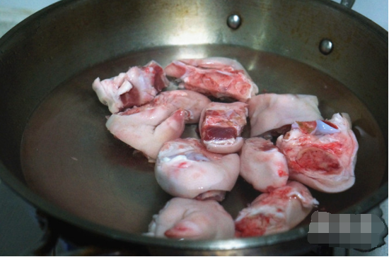 黄豆炖猪蹄多放点黄豆可以吗？会不会影响营养？黄豆不泡，直接和猪蹄放高压锅里炖可以吗