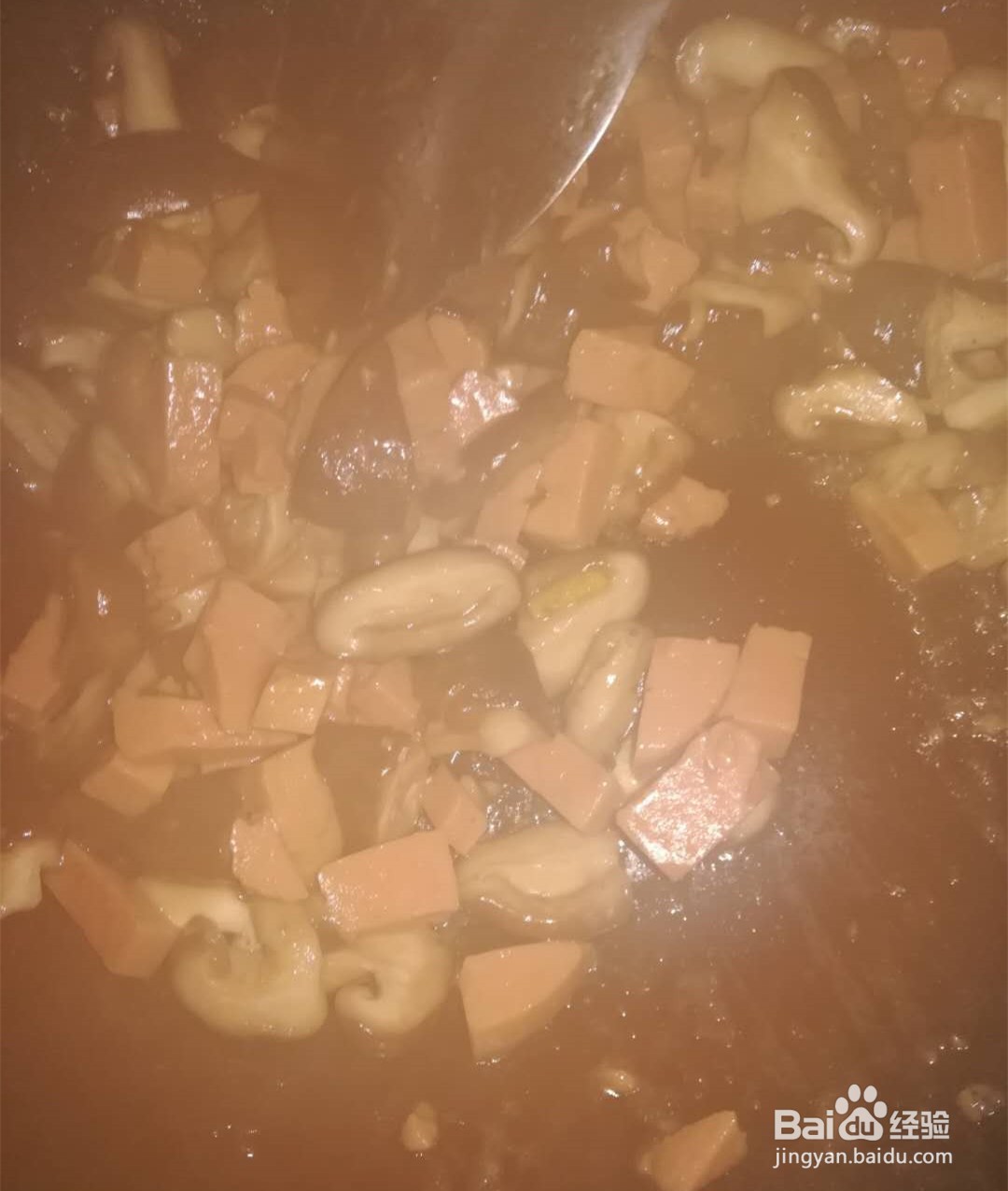 自制营养美味的下饭菜之爆炒香菇加香肠，很好吃