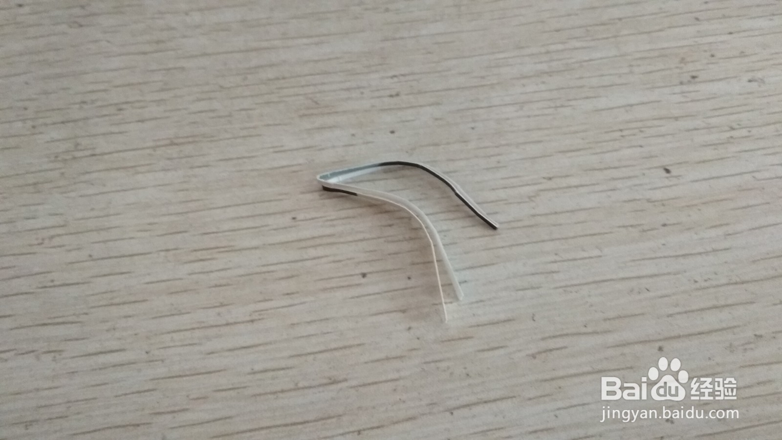 如何用一条细长的硬卡纸做简易的中性笔的支架