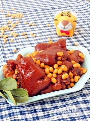 在家中如何制作黄豆烧猪蹄