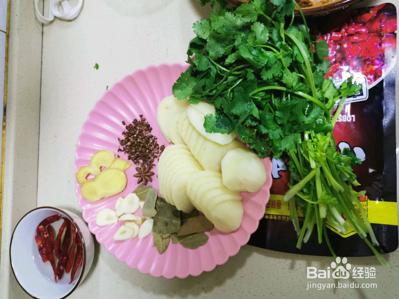 龙虾鸡爪煲的做法
