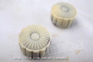 红豆沙冰皮月饼