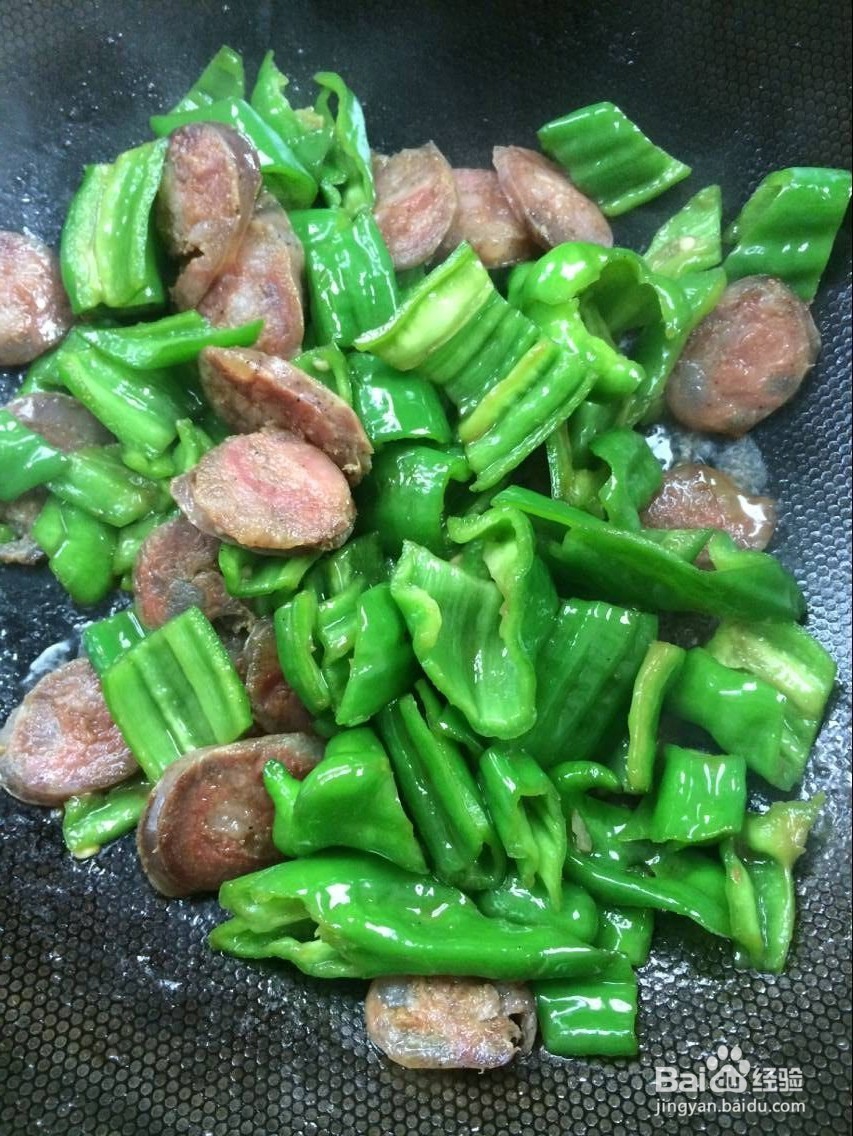 怎样炒简单好吃的青椒香肠