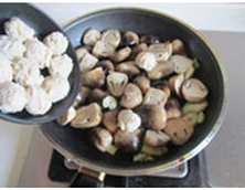 创意草菇焖鸡丸