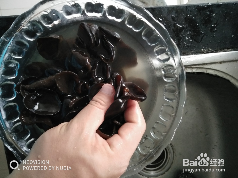 泡发木耳过水焯方法